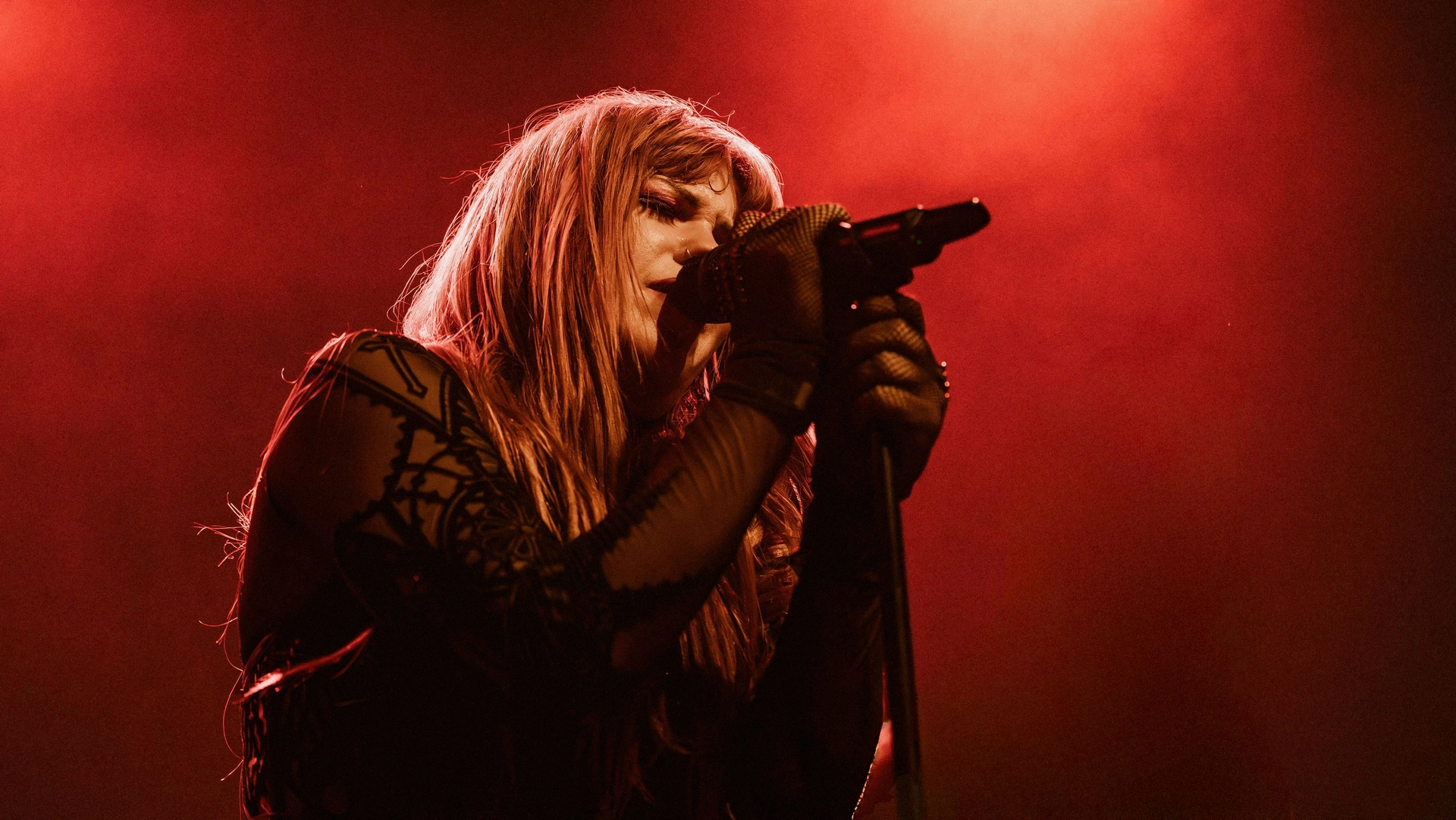 briana-sista-concert-photography-toymachine-live-show.webp